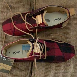 TOMS Women’s Bota Size 6. NWT Red Plaid
